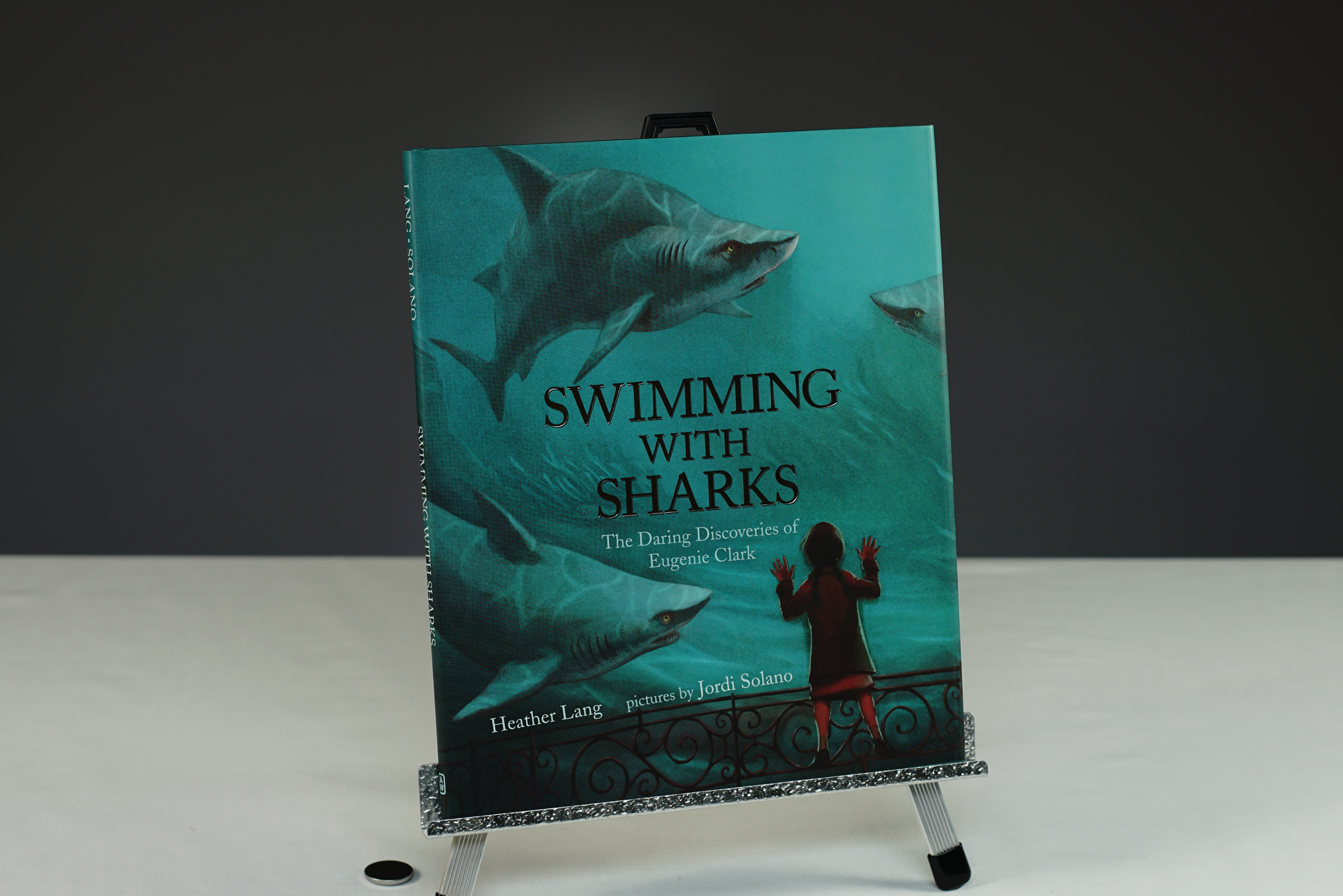 Swimming With Sharks - The Daring Discoveries of Eugenie Clark Book